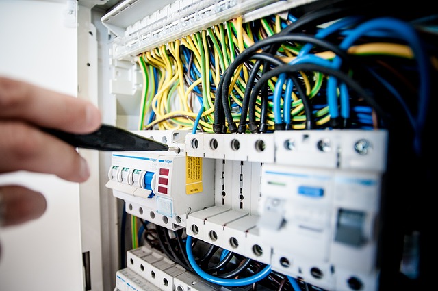 Mecanismos y material eléctrico